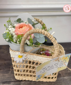 Giỏ hoa cùng đổ uống đi kèm