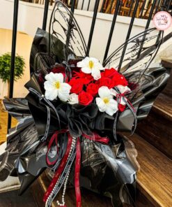 Bó hoa sáp đỏ cánh bướm phối tulip