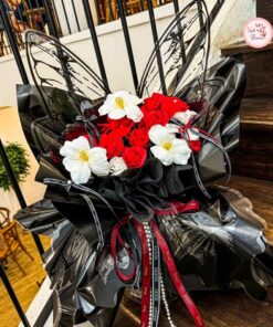 Bó hoa sáp đỏ cánh bướm phối tulip